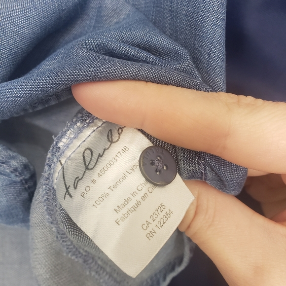 Aritzia Talula Chambray tie-front cropped sleeveless top - Picture 3 of 4